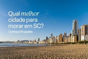 Praia e skyline de cidade em Santa Catarina.