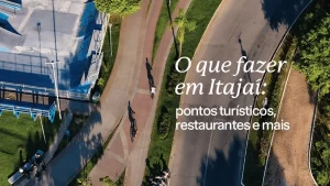 Vista aérea de Itajaí com ciclistas e vegetação.