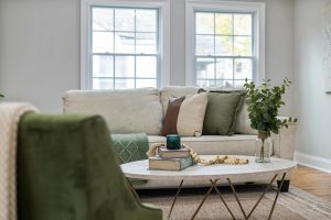 Sofá confortável com almofadas em ambiente iluminado