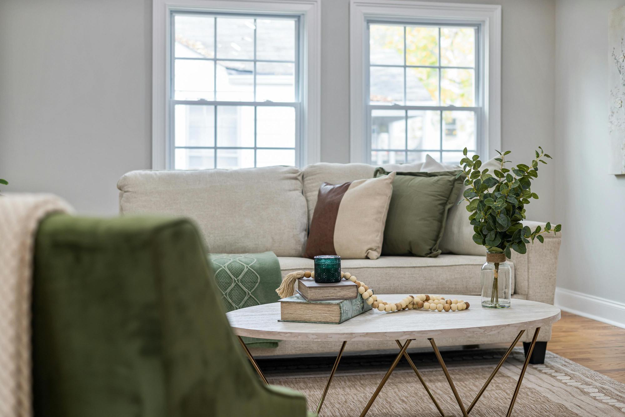 Sofá confortável com almofadas em ambiente iluminado