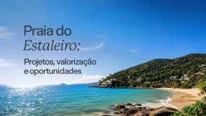 Praia do Estaleiro com mar cristalino e vegetação.