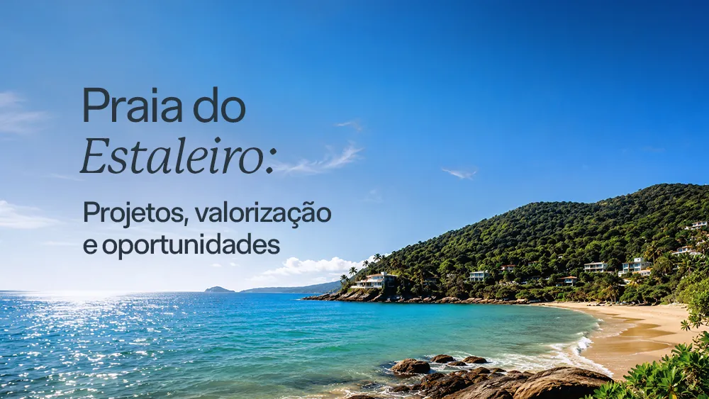 Praia do Estaleiro com mar cristalino e vegetação.
