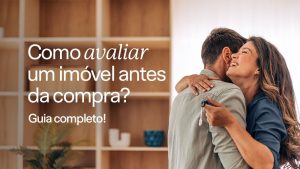 Mulher feliz abraçando homem após compra de imóvel.