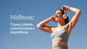Mulher sorrindo com fones de ouvido ao ar livre