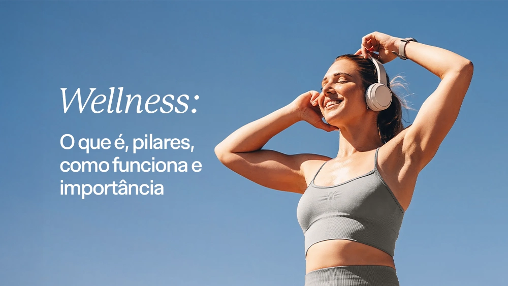 Mulher sorrindo com fones de ouvido ao ar livre
