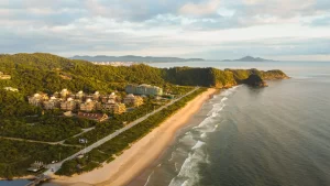 Vista aérea da costa com praias e vegetação exuberante